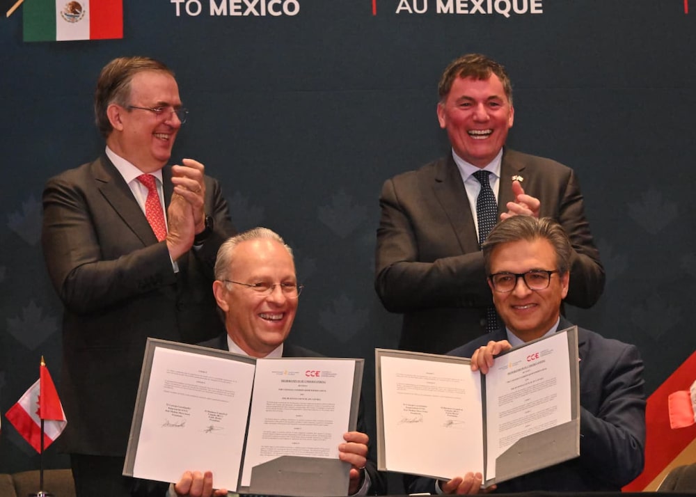 Firma de un Memorándum de Entendimiento entre el presidente del Consejo Coordinador Empresarial, José Medina Mora (izquierda), y el presidente del Consejo Empresarial de Canadá, Goldy Hyder (derecha). El secretario de Economía, Marcelo Ebrarad, y el ministro responsable del comercio entre Canadá y Estados Unidos, Dominic LeBlanc (derecha), son testigos de honor en la firma en Ciudad de México el 16 de febrero de 2026. Firma de un Memorándum de Entendimiento entre el presidente del Consejo Coordinador Empresarial, José Medina Mora (izquierda), y el presidente del Consejo Empresarial de Canadá, Goldy Hyder (derecha). El secretario de Economía, Marcelo Ebrarad, y el ministro responsable del comercio entre Canadá y Estados Unidos, Dominic LeBlanc (derecha), son testigos de honor en la firma en Ciudad de México el 16 de febrero de 2026.