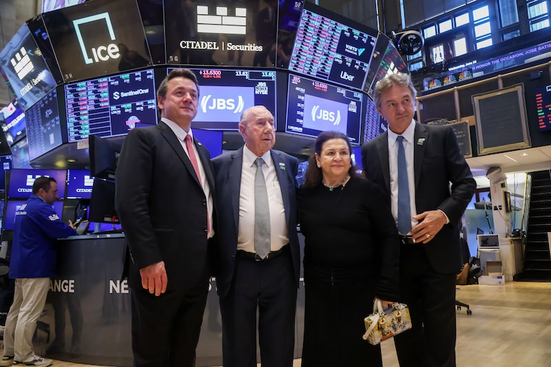 Traders On The Floor Of The NYSE As S&P 500 Wavers Near Peak As Buyer Fatigue Kicks In Traders On The Floor Of The NYSE As S&P 500 Wavers Near Peak As Buyer Fatigue Kicks In