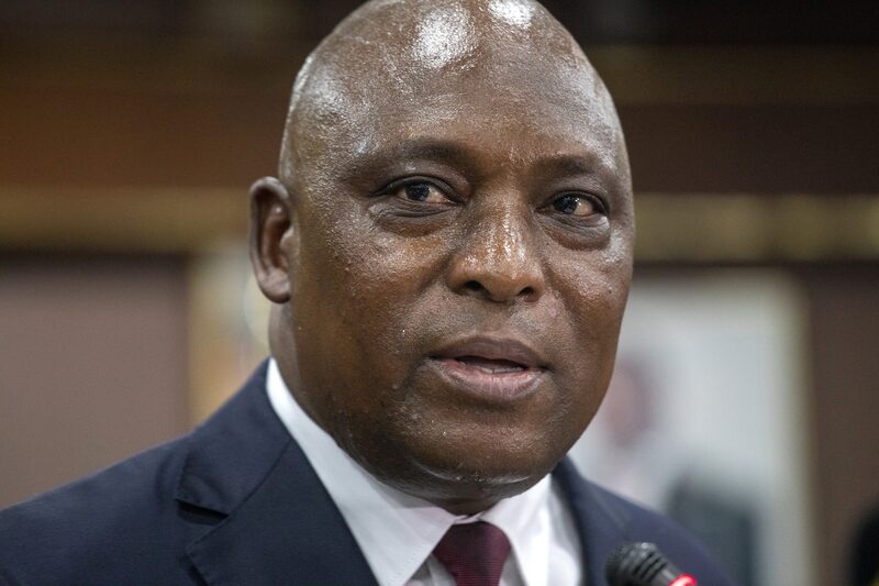 El gobernador del banco central de Zimbabue, John Mushayavanhu. El gobernador del banco central de Zimbabue, John Mushayavanhu.