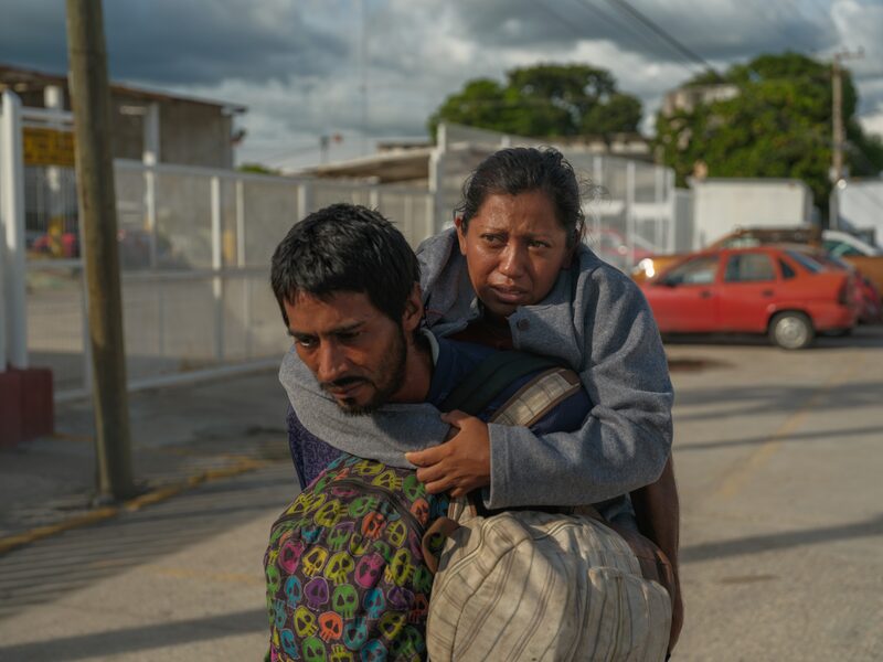 Marlon Adalid Canales carga a su esposa Marta Pérez. Marlon Adalid Canales carga a su esposa Marta Pérez.