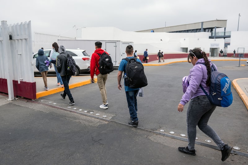 O DHS estima que a aplicação tradicional - incluindo prisão, detenção e remoção - custa aos contribuintes cerca de US$ 17.000 por pessoa. O DHS estima que a aplicação tradicional - incluindo prisão, detenção e remoção - custa aos contribuintes cerca de US$ 17.000 por pessoa.