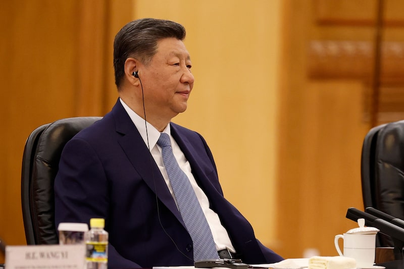 El presidente de China, Xi Jinping (centro), asiste a una reunión con el jeque Khaled bin Mohamed bin Zayed Al Nahyan, príncipe heredero de Abu Dabi (Emiratos Árabes Unidos), en el Gran Salón del Pueblo el 14 de abril de 2026 en Pekín, China. El presidente de China, Xi Jinping (centro), asiste a una reunión con el jeque Khaled bin Mohamed bin Zayed Al Nahyan, príncipe heredero de Abu Dabi (Emiratos Árabes Unidos), en el Gran Salón del Pueblo el 14 de abril de 2026 en Pekín, China.