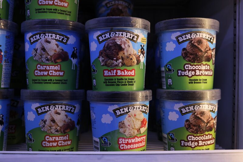 Fundada por Ben Cohen e Jerry Greenfield em 1978, a marca de sorvetes se tornou popular com sabores incomuns, como Cherry Garcia, e se associou a causas progressistas. Fundada por Ben Cohen e Jerry Greenfield em 1978, a marca de sorvetes se tornou popular com sabores incomuns, como Cherry Garcia, e se associou a causas progressistas.
