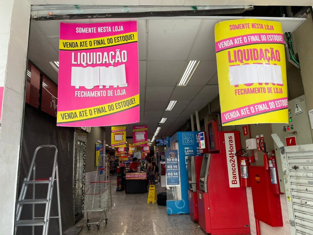 Na entrada do Dia, avisos de fechamento da loja e de liquidação do estoque, em Santa Cecília, região central de São Paulo Na entrada do Dia, avisos de fechamento da loja e de liquidação do estoque, em Santa Cecília, região central de São Paulo