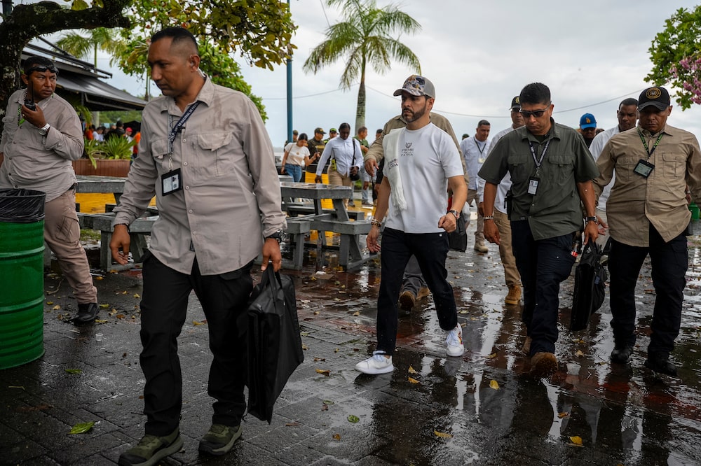 Abelardo de la Espriella, presidential candidate for the Defenders of the Homeland party, center, walks along the tourism pier during a campaign visit in Buenaventura, Colombia, on Sunday, April 19, 2026. Conservative lawyer de la Espriella would receive 48.8% of the vote against 39.8% for leftist Ivan Cepeda in a head-to-head scenario, while Senator Paloma Valencia would garner 47.1% to 39.6% for the leftist candidate if they faced off in a second round, according to an AtlasIntel poll published by Semana magazine earlier this month. Photographer: Jair F. Coll/Bloomberg Abelardo de la Espriella, presidential candidate for the Defenders of the Homeland party, center, walks along the tourism pier during a campaign visit in Buenaventura, Colombia, on Sunday, April 19, 2026. Conservative lawyer de la Espriella would receive 48.8% of the vote against 39.8% for leftist Ivan Cepeda in a head-to-head scenario, while Senator Paloma Valencia would garner 47.1% to 39.6% for the leftist candidate if they faced off in a second round, according to an AtlasIntel poll published by Semana magazine earlier this month. Photographer: Jair F. Coll/Bloomberg