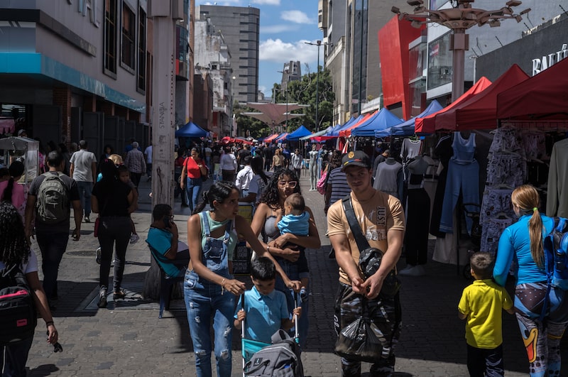 Venezuelans Ignore Trump's Warships and Jump Into Holiday Season Venezuelans Ignore Trump's Warships and Jump Into Holiday Season