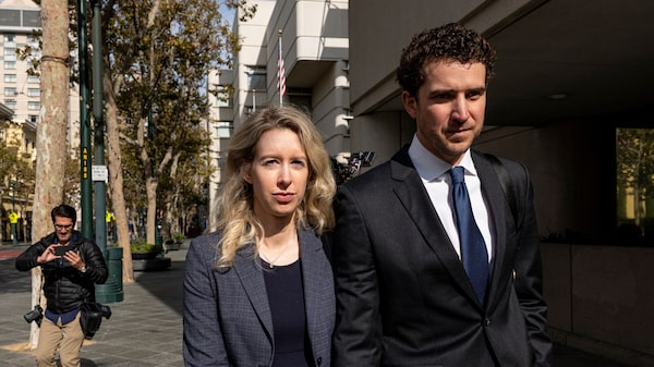 Elizabeth Holmes no logra obtener un nuevo juicio y se enfrenta a la sentencia Elizabeth Holmes no logra obtener un nuevo juicio y se enfrenta a la sentencia