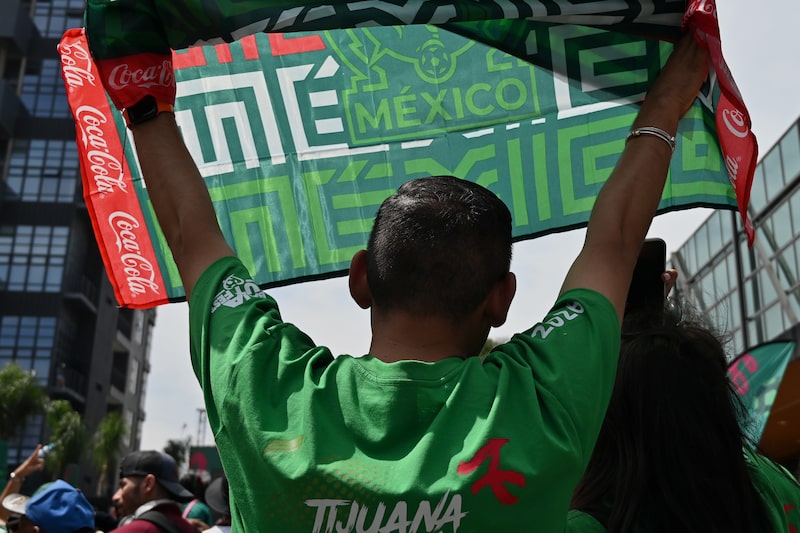 Un aficionado sostiene una bandera mientras ve el partido inaugural durante una fiesta para ver el Mundial de 2026 en Tijuana, México, el jueves 11 de junio de 2026. México recibe a Sudáfrica para el partido inaugural del Mundial el jueves en el histórico Estadio Azteca en la Ciudad de México. Fotógrafo: Carlos Moreno/Bloomberg Un aficionado sostiene una bandera mientras ve el partido inaugural durante una fiesta para ver el Mundial de 2026 en Tijuana, México, el jueves 11 de junio de 2026. México recibe a Sudáfrica para el partido inaugural del Mundial el jueves en el histórico Estadio Azteca en la Ciudad de México. Fotógrafo: Carlos Moreno/Bloomberg