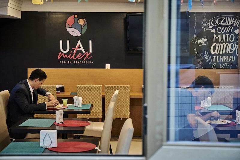 Cerca de 61% dos entrevistados da classe A afirmaram que estão levando refeições preparadas em casa com maior frequência (Foto: Gustavo Minas/Bloomberg) Cerca de 61% dos entrevistados da classe A afirmaram que estão levando refeições preparadas em casa com maior frequência (Foto: Gustavo Minas/Bloomberg)