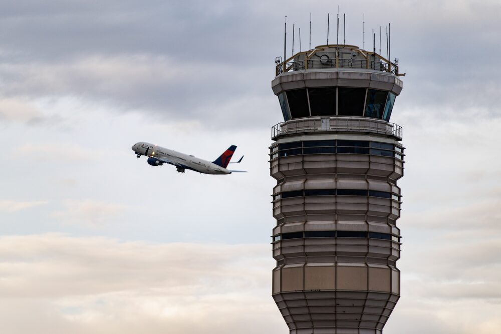 Un avión de Delta Airlines despega cerca de la torre de control aéreo del Aeropuerto Nacional Ronald Reagan de Washington en Arlington, Virginia, el martes. Fotógrafo: Samuel Corum/Bloomberg Un avión de Delta Airlines despega cerca de la torre de control aéreo del Aeropuerto Nacional Ronald Reagan de Washington en Arlington, Virginia, el martes. Fotógrafo: Samuel Corum/Bloomberg
