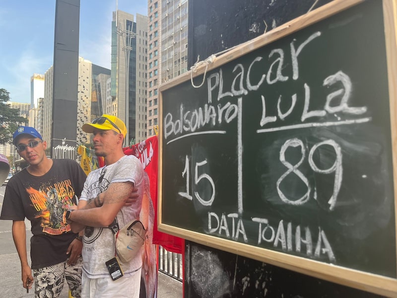Entrepreneurs Saulo Adriel and Fernando Lopes Prado, who sell towels with the faces of candidates Bolsonaro and Lula on Paulista Avenue in São Paulo. Entrepreneurs Saulo Adriel and Fernando Lopes Prado, who sell towels with the faces of candidates Bolsonaro and Lula on Paulista Avenue in São Paulo.