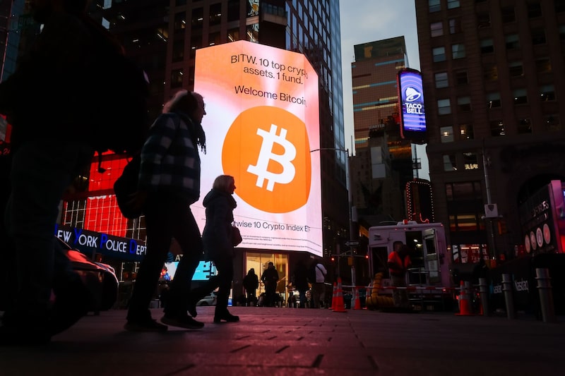 Cartel de Bitcoin en Times Square, Nueva York, EE.UU. Cartel de Bitcoin en Times Square, Nueva York, EE.UU.