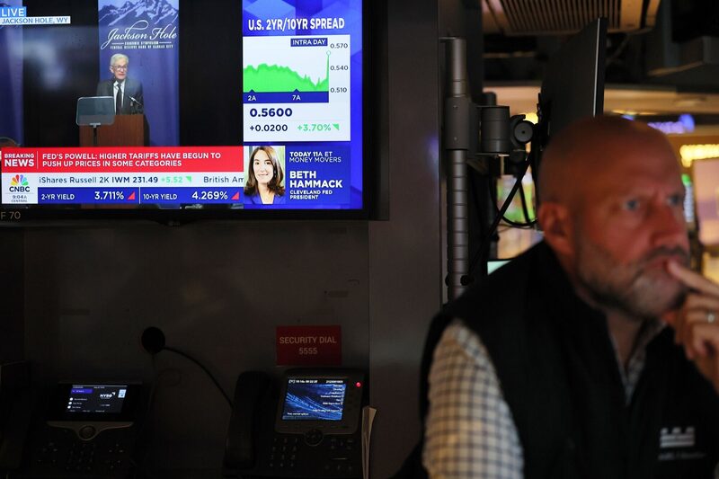El discurso del presidente de la Reserva Federal, Jerome Powell, en el Simposio de Política Económica de Jackson Hole de la Reserva Federal de Kansas City se muestra en un televisor mientras los operadores trabajan en la sala de la Bolsa de Nueva York durante la sesión matinal del 22 de agosto. El discurso del presidente de la Reserva Federal, Jerome Powell, en el Simposio de Política Económica de Jackson Hole de la Reserva Federal de Kansas City se muestra en un televisor mientras los operadores trabajan en la sala de la Bolsa de Nueva York durante la sesión matinal del 22 de agosto.
