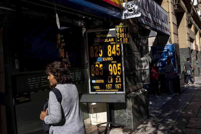 Un casa de cambio en Santiago de Chile, el 20 de marzo de 2023. Fotógrafo: Cristóbal Olivares/Bloomberg Un casa de cambio en Santiago de Chile, el 20 de marzo de 2023. Fotógrafo: Cristóbal Olivares/Bloomberg
