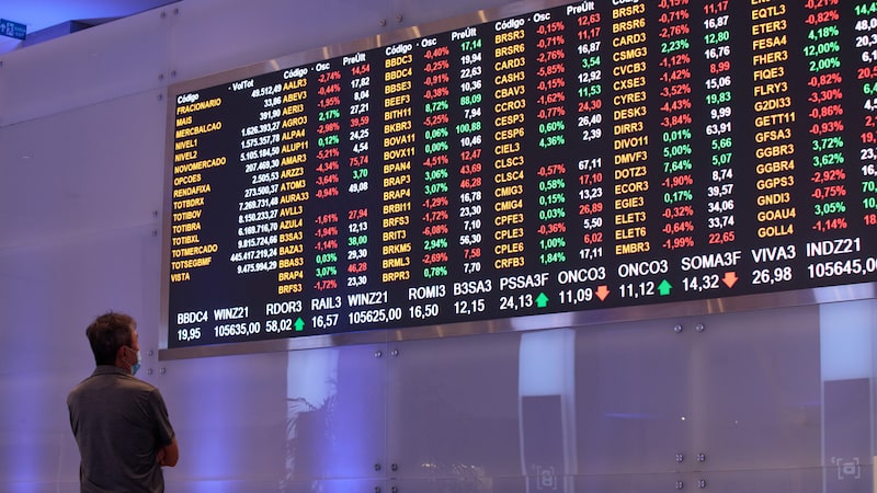 Ibovespa recua e dólar opera perto da estabilidade com foco em acordo no Oriente Médio Ibovespa recua e dólar opera perto da estabilidade com foco em acordo no Oriente Médio