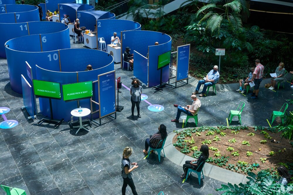 Los visitantes hacen cola para recibir las vacunas en un centro de vacunación masiva de Covid-19 en Johannesburgo, el 9 de diciembre. Los visitantes hacen cola para recibir las vacunas en un centro de vacunación masiva de Covid-19 en Johannesburgo, el 9 de diciembre.