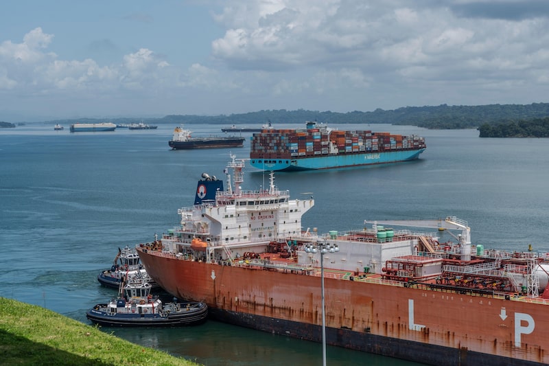 Un buque de transporte de gas licuado de petróleo (GLP) y un buque portacontenedores navegan por las esclusas de Agua Clara del Canal de Panamá, cerca de Colón, Panamá. Fotógrafo: Walter Hurtado/Bloomberg. Un buque de transporte de gas licuado de petróleo (GLP) y un buque portacontenedores navegan por las esclusas de Agua Clara del Canal de Panamá, cerca de Colón, Panamá. Fotógrafo: Walter Hurtado/Bloomberg.