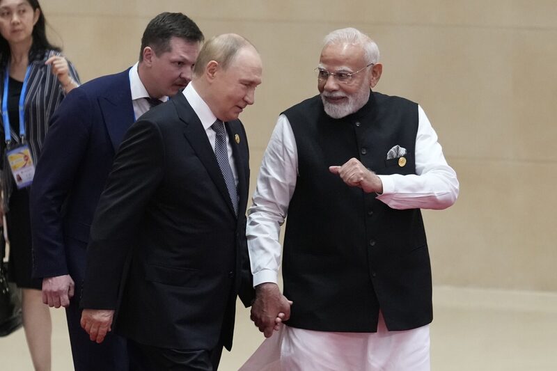 Narendra Modi, a la derecha, con Vladimir Putin en la cumbre de la Organización de Cooperación de Shanghái (OCS) celebrada en Tianjin el 1 de septiembre. (Suo Takekuma/Pool/Getty Images) Narendra Modi, a la derecha, con Vladimir Putin en la cumbre de la Organización de Cooperación de Shanghái (OCS) celebrada en Tianjin el 1 de septiembre. (Suo Takekuma/Pool/Getty Images)
