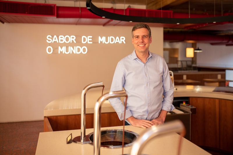 Cofundador da Dengo trouxe dos quase dez anos de Natura a aposta em ingredientes brasileiros e em práticas socioambientais Cofundador da Dengo trouxe dos quase dez anos de Natura a aposta em ingredientes brasileiros e em práticas socioambientais