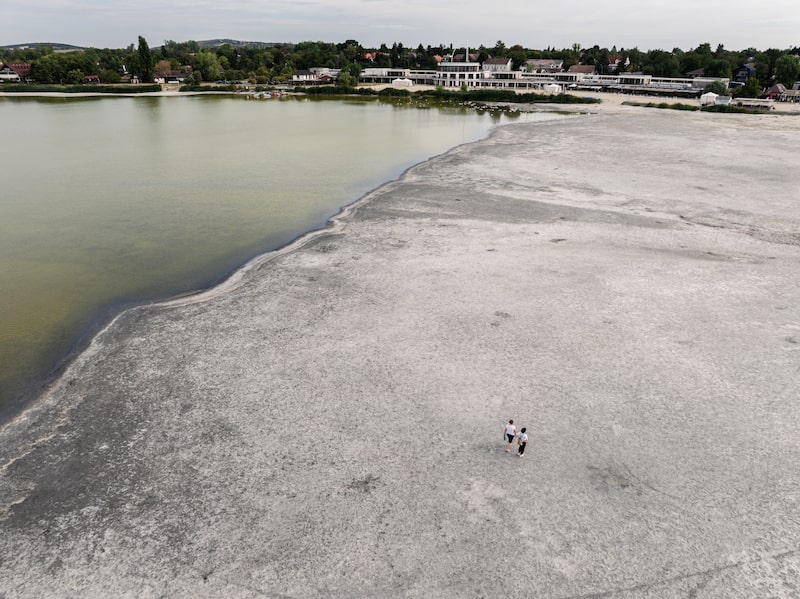 El 8 de agosto, durante una ola de calor en el lago Velence, Hungría, los visitantes caminan sobre el lecho del lago que queda al descubierto debido al bajo nivel del agua. Fotógrafo: Akos Stiller/Bloomberg El 8 de agosto, durante una ola de calor en el lago Velence, Hungría, los visitantes caminan sobre el lecho del lago que queda al descubierto debido al bajo nivel del agua. Fotógrafo: Akos Stiller/Bloomberg