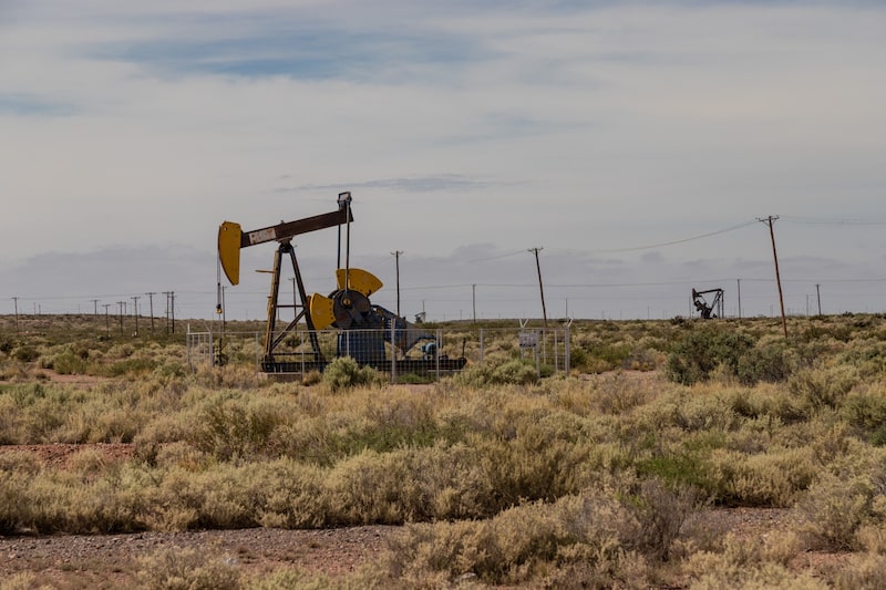 Bombas de extracción cerca de unas instalaciones de YPF SA en Plaza Huincul, provincia de Neuquén, Argentina, el martes 2 de marzo de 2021. Foto: Bloomberg
Bombas de extracción cerca de unas instalaciones de YPF SA en Plaza Huincul, provincia de Neuquén, Argentina, el martes 2 de marzo de 2021. Foto: Bloomberg