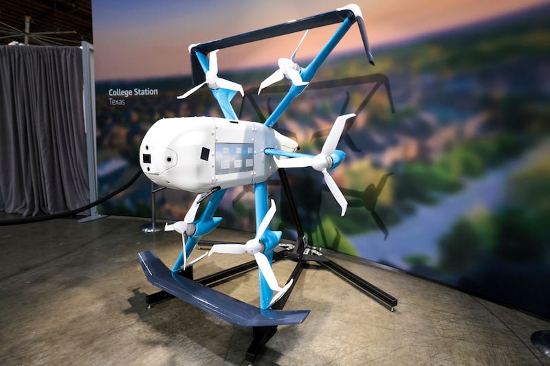 Dois drones MK30 caíram durante voos no aeroporto de Pendleton, no Oregon, que a Amazon usa para testes, e um deles pegou fogo no chão (Foto: Jason Redmond / AFP via Getty Images) Dois drones MK30 caíram durante voos no aeroporto de Pendleton, no Oregon, que a Amazon usa para testes, e um deles pegou fogo no chão (Foto: Jason Redmond / AFP via Getty Images)