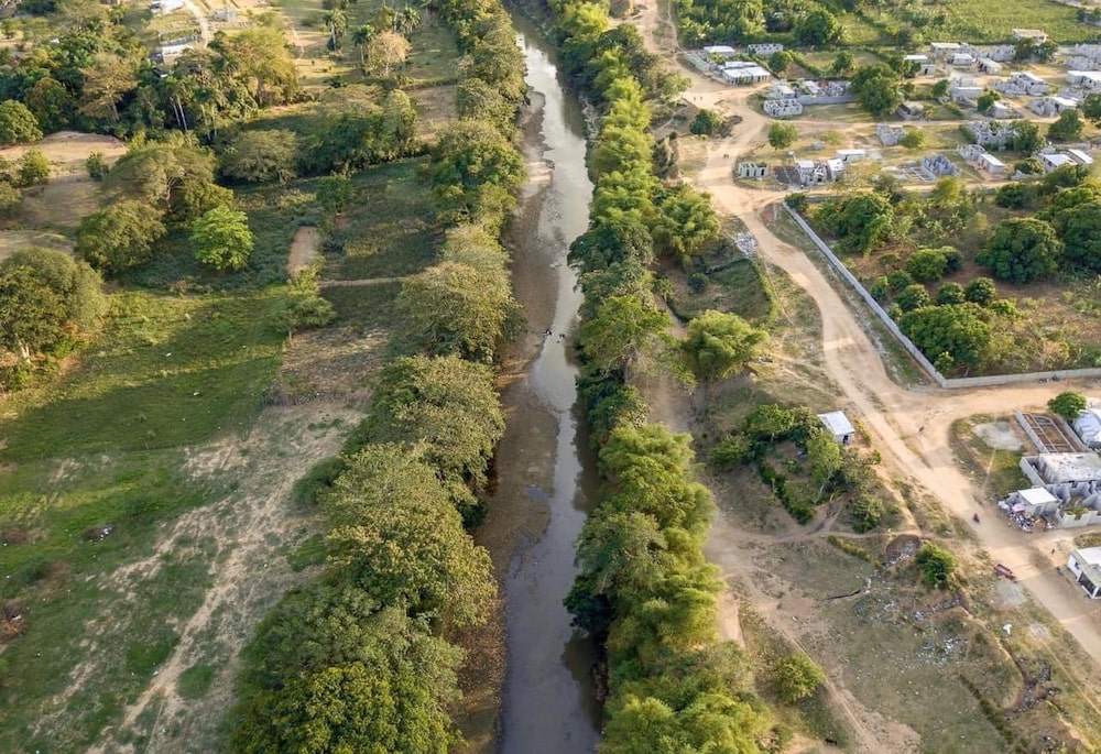El pasado 15 de septiembre, el gobierno de la República Dominicana decretó el cierre de su frontera terrestre, marítima y aérea con Haití. El pasado 15 de septiembre, el gobierno de la República Dominicana decretó el cierre de su frontera terrestre, marítima y aérea con Haití.