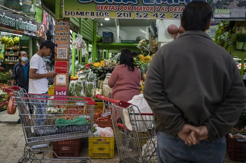 Compradores en un mercado de alimentos en Bogotá, Colombia, el jueves 30 de marzo de 2023. Compradores en un mercado de alimentos en Bogotá, Colombia, el jueves 30 de marzo de 2023.