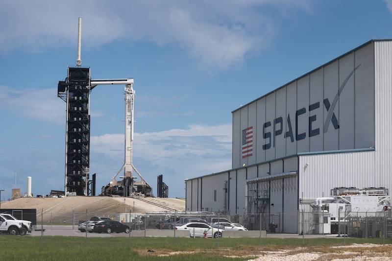 Un cohete de SpaceX se encuentra en la plataforma de lanzamiento 39A del Centro Espacial Kennedy de la NASA en Cabo Cañaveral, Florida. Un cohete de SpaceX se encuentra en la plataforma de lanzamiento 39A del Centro Espacial Kennedy de la NASA en Cabo Cañaveral, Florida.