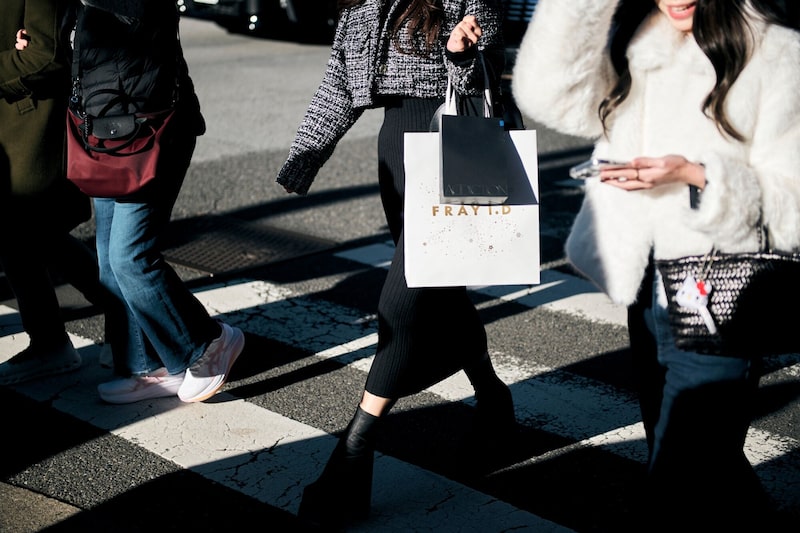 Una compradora lleva una bolsa de la marca Fray I.D en Tokio, Japón, el lunes 15 de diciembre de 2025. Una compradora lleva una bolsa de la marca Fray I.D en Tokio, Japón, el lunes 15 de diciembre de 2025.