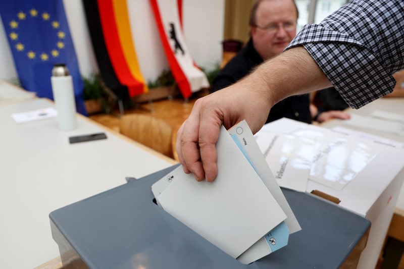 Un votante deposita su voto en un colegio electoral durante las elecciones parlamentarias federales en Berlín, Alemania, el domingo 26 de septiembre de 2021. Los votantes alemanes se dirigen a las urnas el domingo para decidir quién seguirá a Angela Merkel como líder de la mayor economía de Europa. Foto: Liesa Johannssen-Koppitz/Bloomberg Un votante deposita su voto en un colegio electoral durante las elecciones parlamentarias federales en Berlín, Alemania, el domingo 26 de septiembre de 2021. Los votantes alemanes se dirigen a las urnas el domingo para decidir quién seguirá a Angela Merkel como líder de la mayor economía de Europa. Foto: Liesa Johannssen-Koppitz/Bloomberg