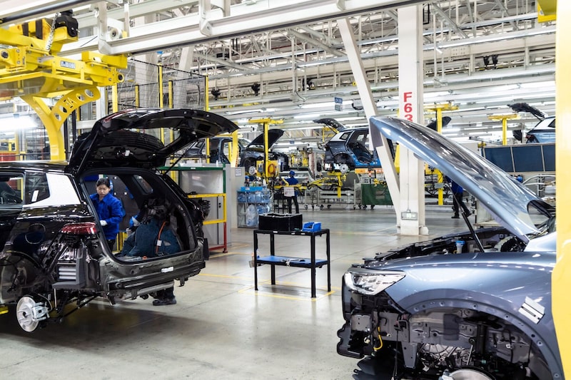 Trabajadores en la cadena de montaje de vehículos eléctricos en la fábrica de BYD Co. en Zhengzhou, provincia de Henan, China, el miércoles 5 de noviembre de 2025. Trabajadores en la cadena de montaje de vehículos eléctricos en la fábrica de BYD Co. en Zhengzhou, provincia de Henan, China, el miércoles 5 de noviembre de 2025.
