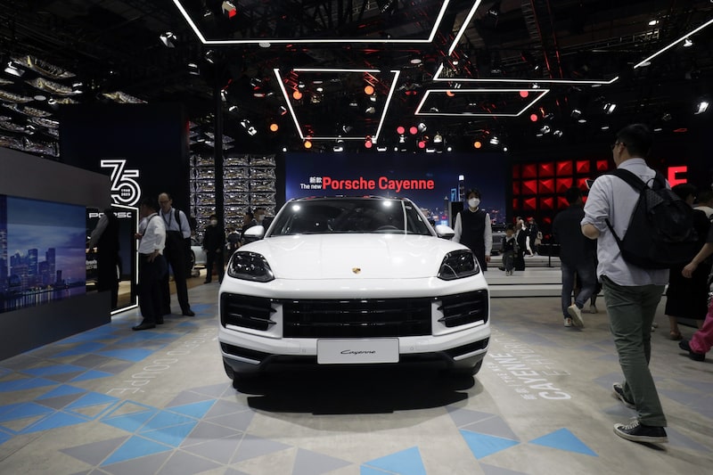 Un vehículo utilitario deportivo Porsche AG Cayenne en el Salón del Automóvil de Shanghái. Fotógrafo: Qilai Shen/Bloomberg Un vehículo utilitario deportivo Porsche AG Cayenne en el Salón del Automóvil de Shanghái. Fotógrafo: Qilai Shen/Bloomberg