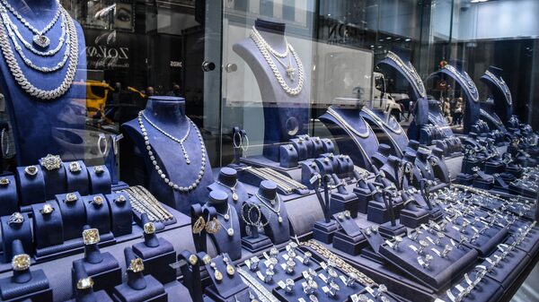 Panic Grips Billion-Dollar Trade Over Russian Diamond Ban Panic Grips Billion-Dollar Trade Over Russian Diamond Ban