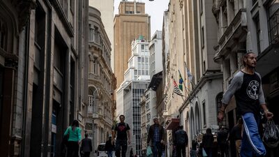 Ibovespa opera estável e dólar sobe a R$ 5,54 com tarifas e IPCA-15 no radar Ibovespa opera estável e dólar sobe a R$ 5,54 com tarifas e IPCA-15 no radar