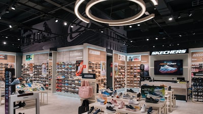 Skechers entra na disputa pela corrida de rua e mira mais de 100 lojas no Brasil Skechers entra na disputa pela corrida de rua e mira mais de 100 lojas no Brasil