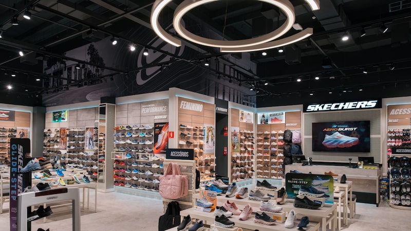 Skechers entra na disputa pela corrida de rua e mira mais de 100 lojas no Brasil Skechers entra na disputa pela corrida de rua e mira mais de 100 lojas no Brasil
