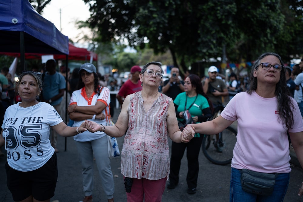 Los residentes de un barrio afectado por el terremoto asisten a misa en un refugio en Cali el 13 de agosto. Los residentes de un barrio afectado por el terremoto asisten a misa en un refugio en Cali el 13 de agosto.