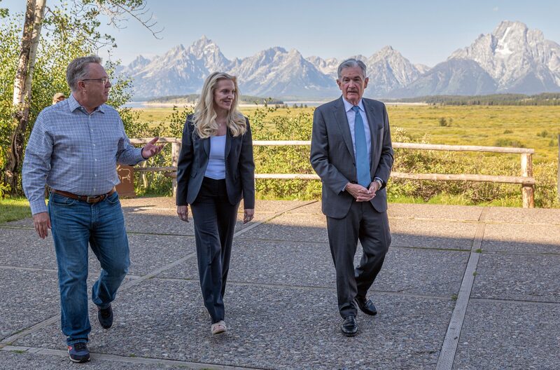 Jerome Powell, presidente do Federal Reserve (à direita), Lael Brainard, vice do Fed, e John Williams, presidente do Federal Reserve de New York, no simpósio de Jackson Hole, no estado de Wyoming, em agosto de 2022 Jerome Powell, presidente do Federal Reserve (à direita), Lael Brainard, vice do Fed, e John Williams, presidente do Federal Reserve de New York, no simpósio de Jackson Hole, no estado de Wyoming, em agosto de 2022
