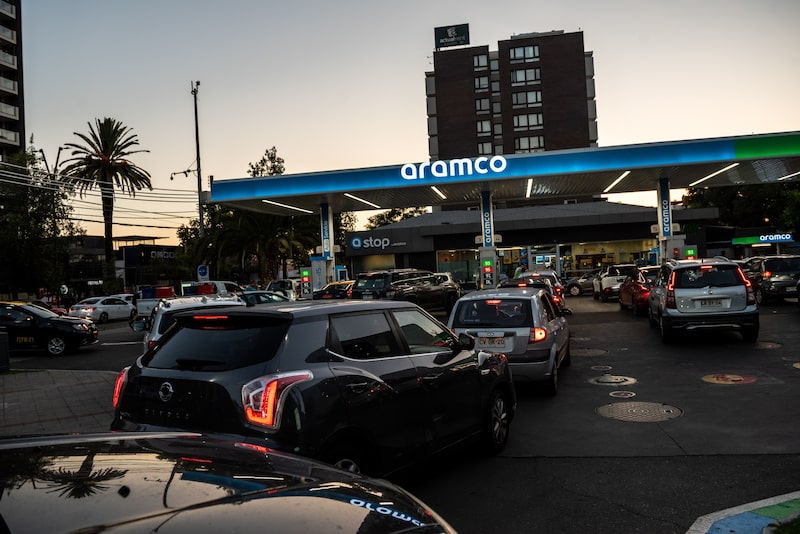 Vehículos en fila en una estación. Fotógrafo: Cristóbal Olivares/Bloomberg Vehículos en fila en una estación. Fotógrafo: Cristóbal Olivares/Bloomberg