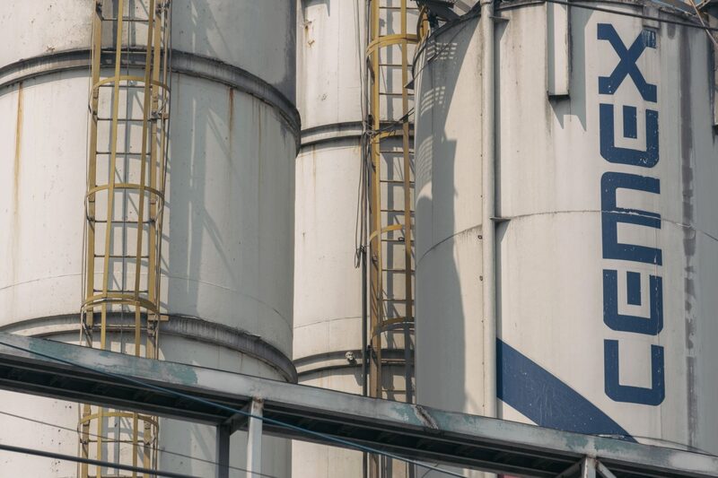 Señalización de Cemex en un silo en una instalación en la alcaldía Iztapalapa de Ciudad de México, México, el viernes 10 de febrero de 2023. Señalización de Cemex en un silo en una instalación en la alcaldía Iztapalapa de Ciudad de México, México, el viernes 10 de febrero de 2023.