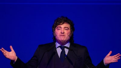 El peso fuerte de Milei golpea la economía de Argentina El peso fuerte de Milei golpea la economía de Argentina