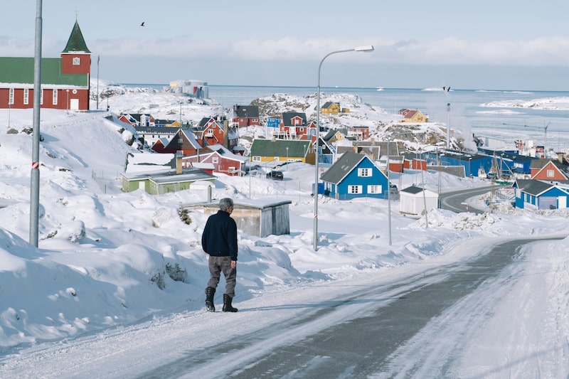 Aunque la independencia de Dinamarca se ha debatido durante mucho tiempo en el país de los 57.000 habitantes, las encuestas de opinión han demostrado que los groenlandeses están abrumadoramente en contra de la idea de unirse a Estados Unidos. Aunque la independencia de Dinamarca se ha debatido durante mucho tiempo en el país de los 57.000 habitantes, las encuestas de opinión han demostrado que los groenlandeses están abrumadoramente en contra de la idea de unirse a Estados Unidos.