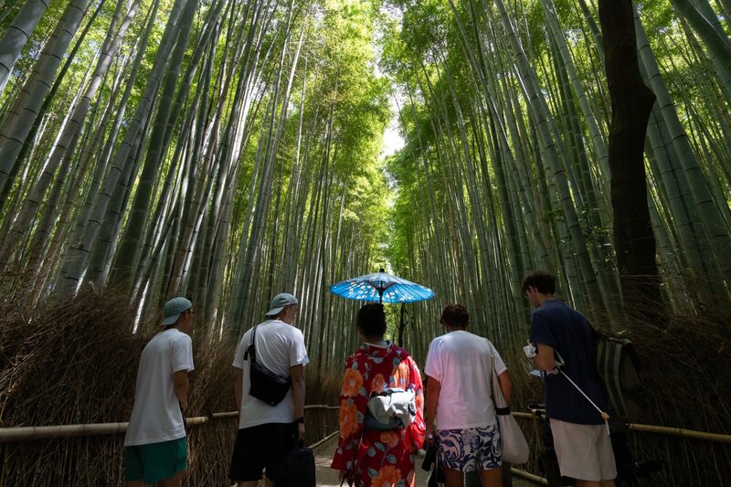 Los descensos se produjeron después de que Pekín advirtiera a los estudiantes que planean estudiar en Japón del aumento de los riesgos para los ciudadanos chinos en el país. Los descensos se produjeron después de que Pekín advirtiera a los estudiantes que planean estudiar en Japón del aumento de los riesgos para los ciudadanos chinos en el país.