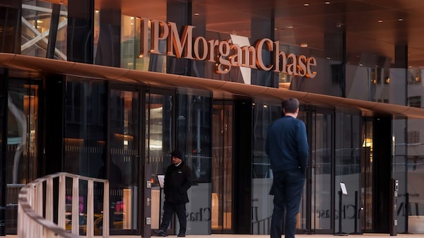 Sucessão no JPMorgan: dois veteranos despontam como potenciais substitutos de Dimon Sucessão no JPMorgan: dois veteranos despontam como potenciais substitutos de Dimon
