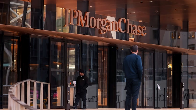 Sucessão no JPMorgan: dois veteranos despontam como potenciais substitutos de Dimon Sucessão no JPMorgan: dois veteranos despontam como potenciais substitutos de Dimon