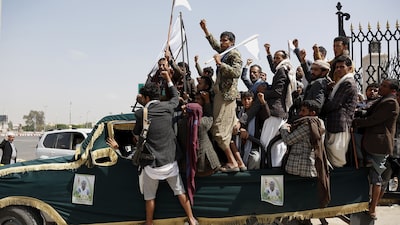 Los hutíes se atribuyen un ataque a Arabia Saudita mientras EE. UU. pone fin a su serie de embestidas contra Irán Los hutíes se atribuyen un ataque a Arabia Saudita mientras EE. UU. pone fin a su serie de embestidas contra Irán