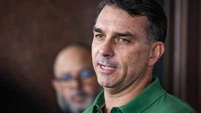 Disputa familiar impõe novo risco para candidatura de Flávio Bolsonaro Disputa familiar impõe novo risco para candidatura de Flávio Bolsonaro