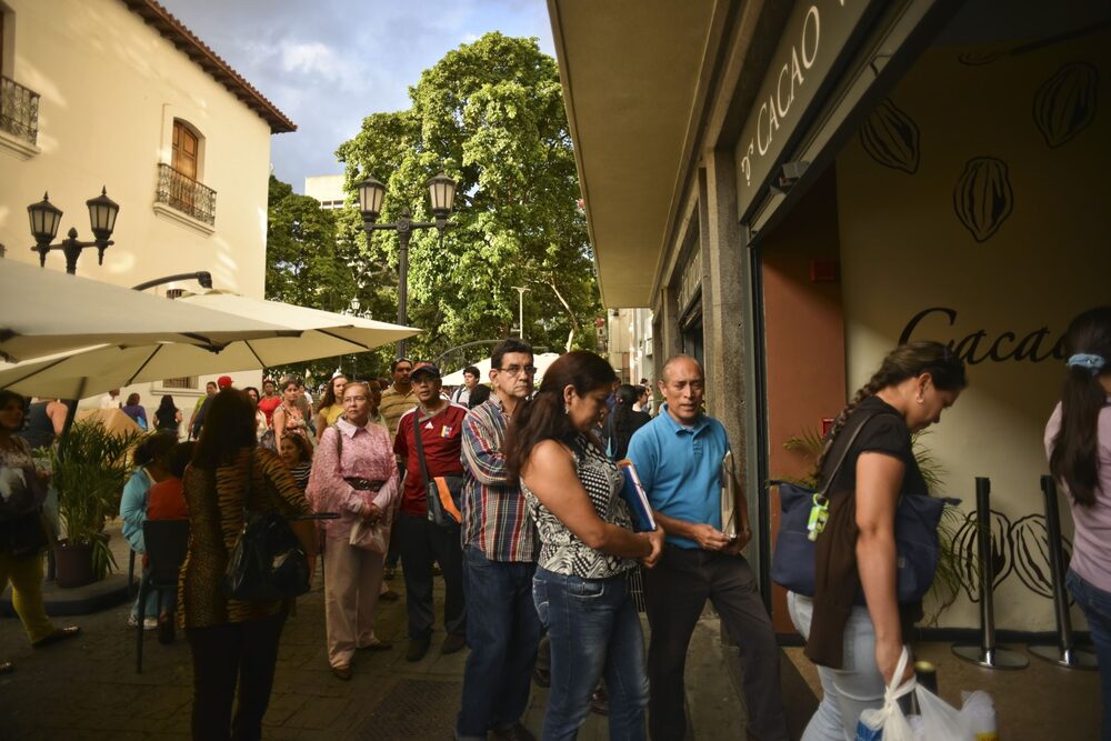 Los clientes esperan en fila en Cacao Venezuela, una chocolatería estatal que vende productos de chocolate subsidiados por el gobierno en el centro de Caracas, Venezuela el lunes 14 de enero de 2013. Los clientes esperan en fila en Cacao Venezuela, una chocolatería estatal que vende productos de chocolate subsidiados por el gobierno en el centro de Caracas, Venezuela el lunes 14 de enero de 2013.