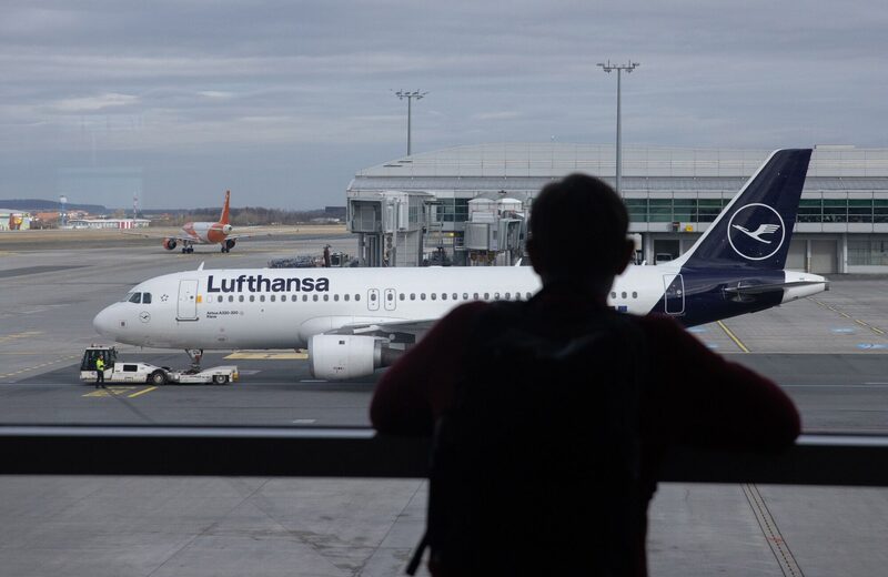 Un avión de pasajeros Airbus SE A220-300, operado por Deutsche Lufthansa AG, en el aeropuerto Vaclav Havel de Praga, Chequia, el miércoles 14 de febrero de 2024. Un avión de pasajeros Airbus SE A220-300, operado por Deutsche Lufthansa AG, en el aeropuerto Vaclav Havel de Praga, Chequia, el miércoles 14 de febrero de 2024.